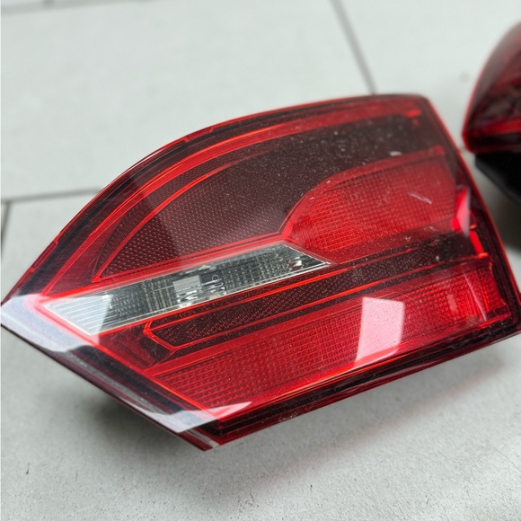 Volkswagen Jetta brake lights - Picture 3 of 4